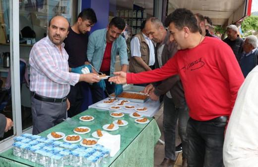 Amasya’da EYT'li berber ilk maaşıyla halka baklava dağıttı