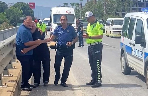 Antalya'da 10 dakika önce sohbet ettiği akrabası ölen adam sinir krizi geçirdi