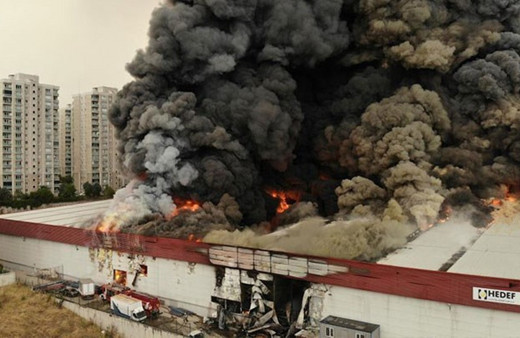 Esenyurt'ta lojistik firmasının deposunda çıkan yangın söndürüldü