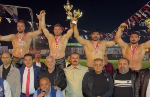 24. Kumluca Yağlı Güreşleri'nde İsmail Balaban başpehlivan oldu