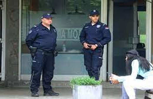 Sırbistan genelindeki 1800 okulda 2'şer polis görevlendirildi