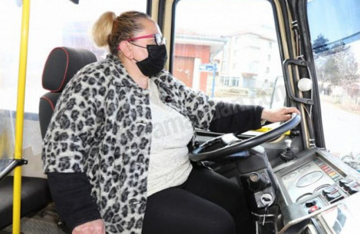 Söke'de kadın minibüs şoförleri yollara renk kattı