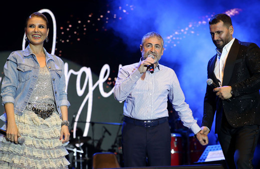 Hazine Bakanı Nureddin Nebati, sahnede Gülben Ergen'den şarkı istedi! 'Uçacaksın, havalara uçacaksın...'