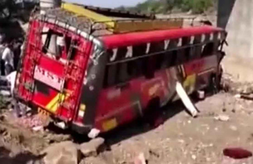 Hindistan’da otobüs köprüden uçtu: 22 ölü