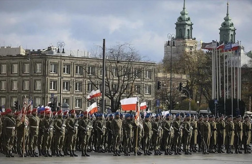 Polonya'da Rus Büyükelçisi'nin Sovyet askerlerini anmak için anıta çiçek bırakması engellendi