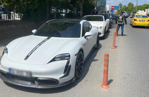 Trafiği tehlikeye atmanın bedeli pahalıya patladı: E-5'te drift atılan anlar kamerada