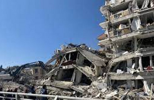 Malatya'da hasarlı binanın çöken duvarının altında kalan kişi öldü