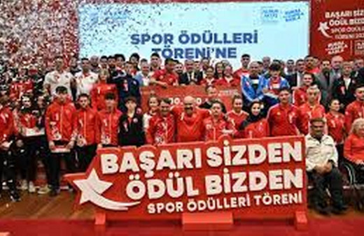 Bakan Varank, Bursa'da başarılı sporculara ödül verdi: