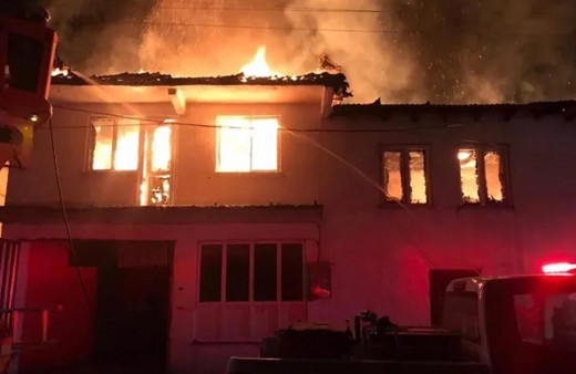 Balıkesir'de evlerinde yangın çıkan baba ile kızı hayatını kaybetti