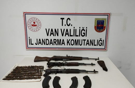 Van'da 1 kilogram uyuşturucu, silah ve mühimmat ele geçirildi