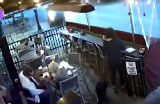 Kamyonet kafenin bahçesine böyle daldı! 3 kişi yaralandı!