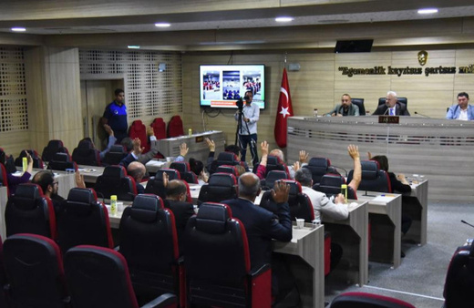 İzmir Menemen’deki öğrencilere 5’er bin lira başarı ödülü