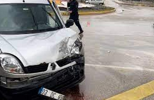 Afyonkarahisar'da iki otomobilin çarpıştığı kazada 10 kişi yaralandı