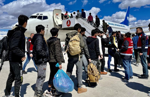 Afganistan uyruklu 227 göçmen Ağrı'dan sınır dışı edildi