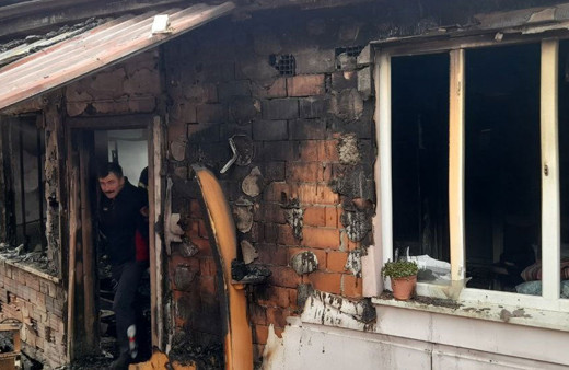 Evde başlayan yangın kapıdaki aracı eritti