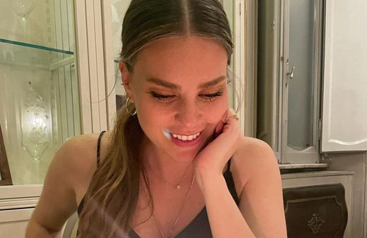 7 aylık hamile Aslı Enver ilk kez karnı burnunda pozunu paylaştı