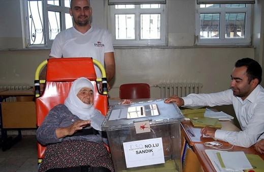 Hasta seçmenler 14 Mayıs'ta hasta nakil araçları ve ambulanslarla sandıklara götürülecek