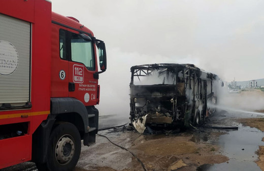 Batman'da belediye otobüsü seyir halindeyken yandı!