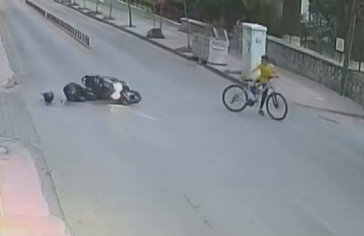 Bisikletli çocuğa çarpmamak için kendini feda etti! Kazanı anı kamerada: Geri döndü başında bekledi!
