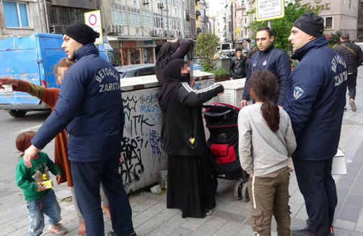 Zabıtadan kaçan dilenciler ağaca çıkarak saklandı! Rahat tavırları ve şarkı söylemeleri dikkat çekti
