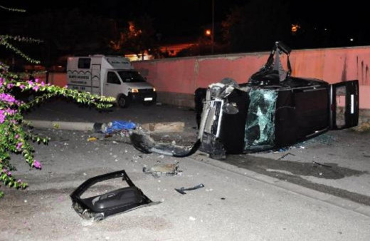 Alanya'da elektrik direğine çarpan hafif ticari aracın sürücüsü öldü