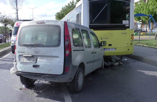 İstanbul'da bir araç, durakta yolcu alan İETT otobüsüne çarptı: 3 yaralı