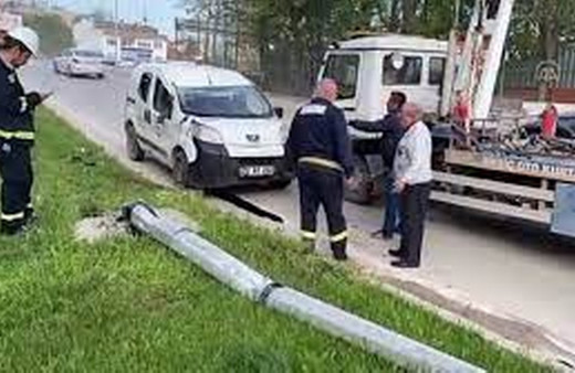 Edirne'de tarlaya devrilen hafif ticari araçtaki 6 kişi yaralandı