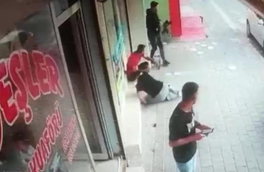 Adana'da silahlar patladı ölüm teğet geçti! Dehşete düşüren anlar kamerada