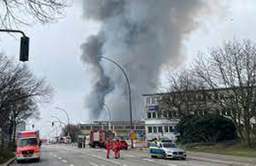 Almanya'da iş yerlerinin bulunduğu komplekste çıkan yangın hasara yol açtı