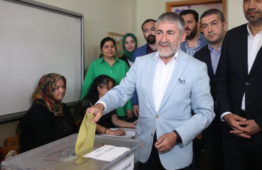 Bakan Nureddin Nebati aday olduğu Mersin'de oyunu kullandı