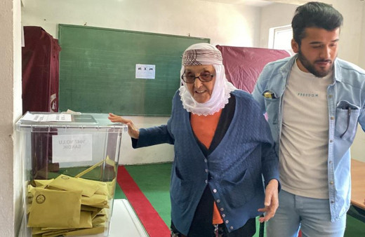 110 yaşındaki Safiye nine oy kullanmak için sandık başına gitti