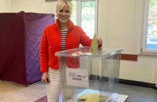 Ünlü isimler sandık başında fotoğraflarını paylaştı