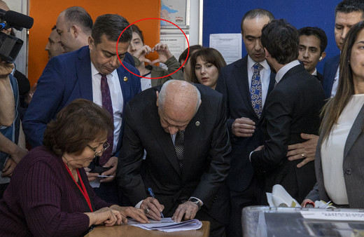 Devlet Bahçeli oy kullanırken arkasında olay hareket! Kemal Kılıçdaroğlu'nun 'kalp işareti'ni yaptı