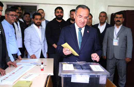 Adalet Bakanı Bozdağ, Şanlıurfa'da oyunu kullandı: Şimdiden hayırlı olsun