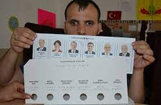 Görme engelliler oylarını oluşturulan şablonlar aracılığıyla kullandı