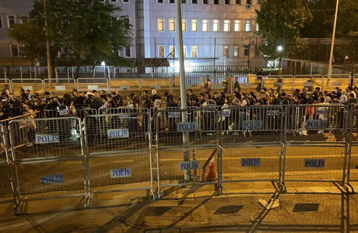 Diyarbakır'da il seçim kurulu önünde metrelerce kuyruk oluştu! Oy torbaları getirildi