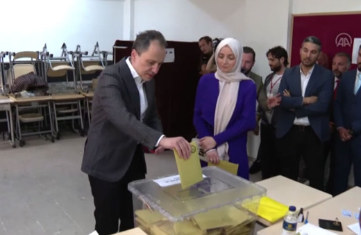 Yeniden Refah Partisi Genel Başkanı Erbakan oyunu kullandı