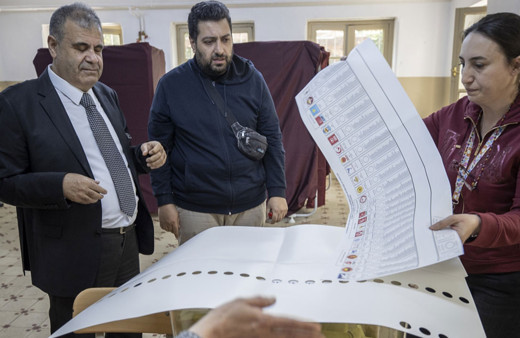 Görme engelliler oylarını özel şablonla böyle kullandı!