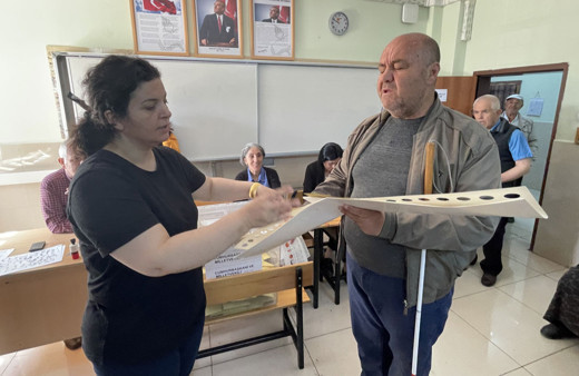 Görme engelliler oylarını şablon aracılığıyla kullandı