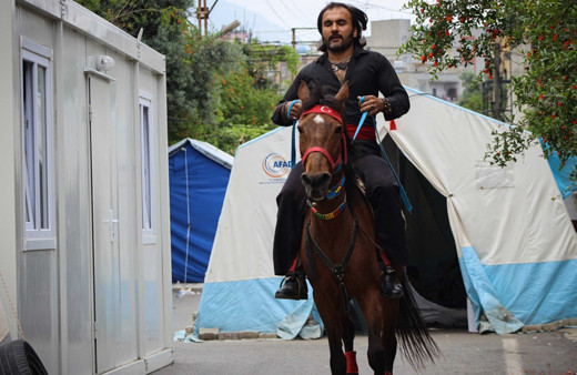 Hatay'da Cüneyt Arkın hayranı bir vatandaş oy kullanmaya atla geldi