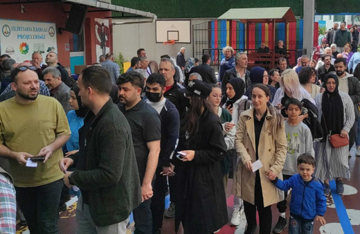 İstanbul'daki okullarda oy kullanma yoğunluğu sürüyor