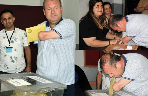 Kolları olmayan engelli oyunu ağzıyla kullandı