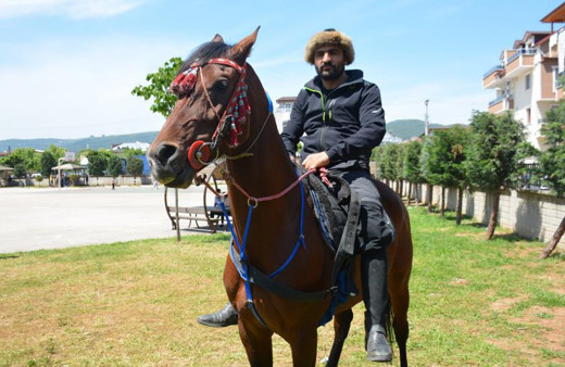 Seçimden renkli görüntüler! Oy kullanmaya atıyla geldi: Meraklı gözlerle izlediler!
