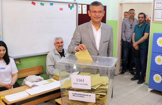 CHP Grup Başkanvekili Özel, oyunu Manisa'da kullandı! Kızı İpek ilk kez sandık başında