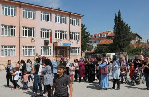 Gaziosmanpaşa'da okul önünde 500 metre oy kuyruğu oluştu