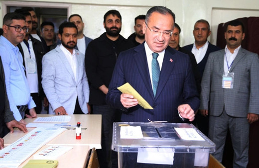 Bakan Bekir Bozdağ'ın oy kullandığı sandıktan en çok bakın hangi adaya çıktı...