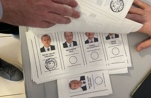 Bazı oy pusulalarında YSK mührü, adayların isminin üstüne geldi