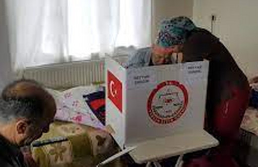 Hasta veya engelliler "seyyar sandık" ile oylarını kullandı