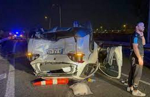 Kocaeli'de devrilen otomobildeki 2 kişi yaralandı