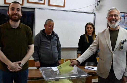 Siyasete yeniden dönen ünlü oyuncu Manisa’da oy kullandı